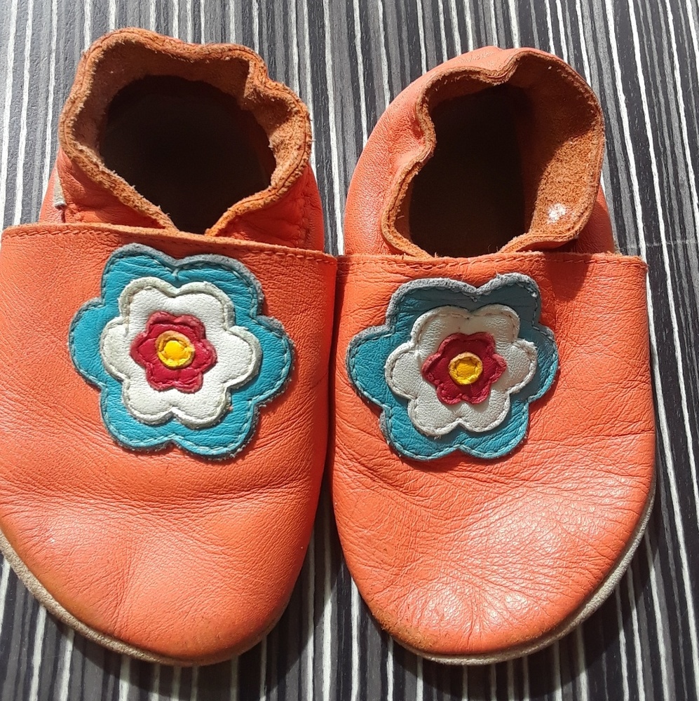 Toddler crawling / walking shoes